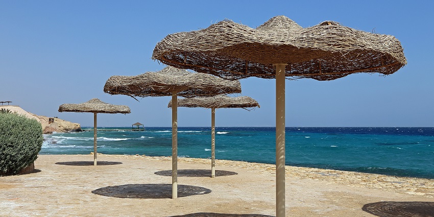 Relaxing shore offering easy access to snorkeling in Fujairah’s coral reefs.