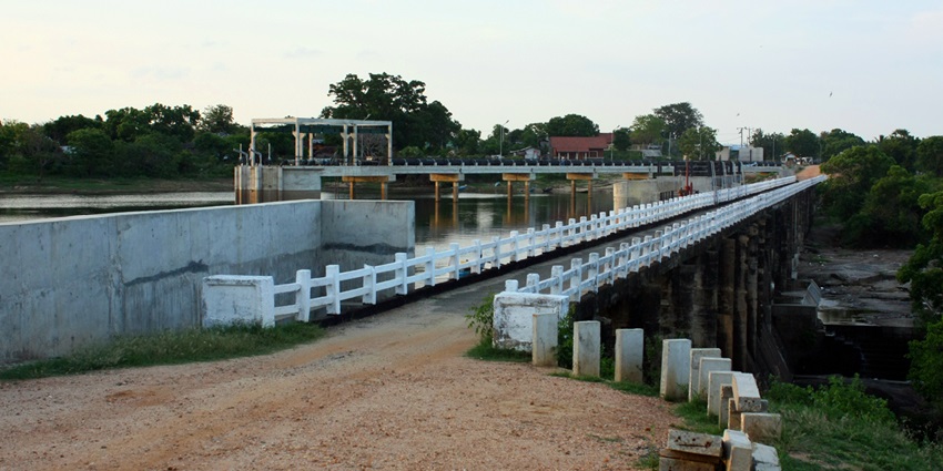 Unnichchai Tank reservoir near Batticaloa, calm water and surrounding greenery