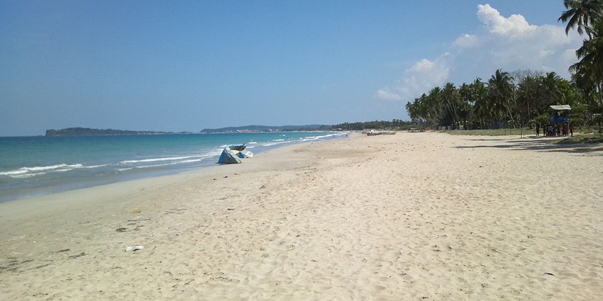 A complete view of the coastline of Uppuveli Beach offers picture-perfect views.