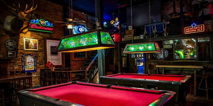An image pool tables inside the lounge, ideal spot to enjoy different fun activities