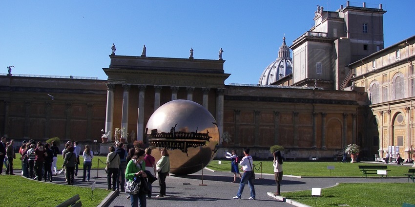 Image outside the building of the Vatican museums with tourists wandering around