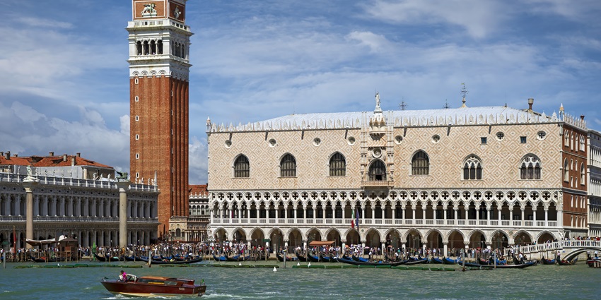 Discover the best places to visit in July for couples with Venetian romance