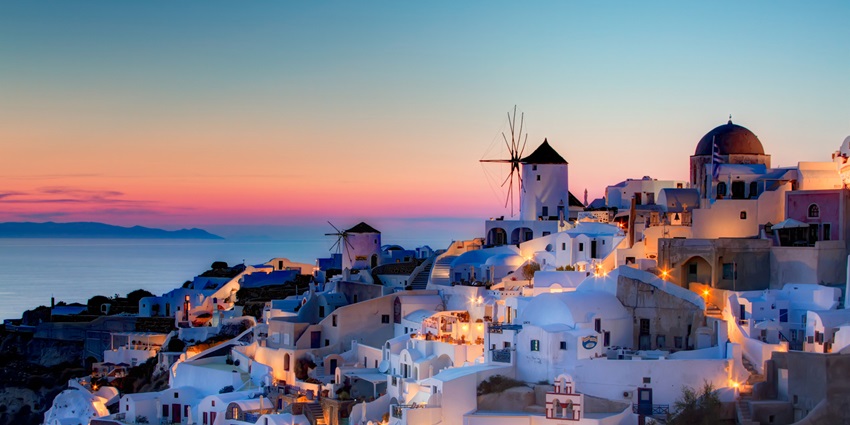 A stunning view of the sunset in Oia is an amazing thing to do on Valentine's Day
