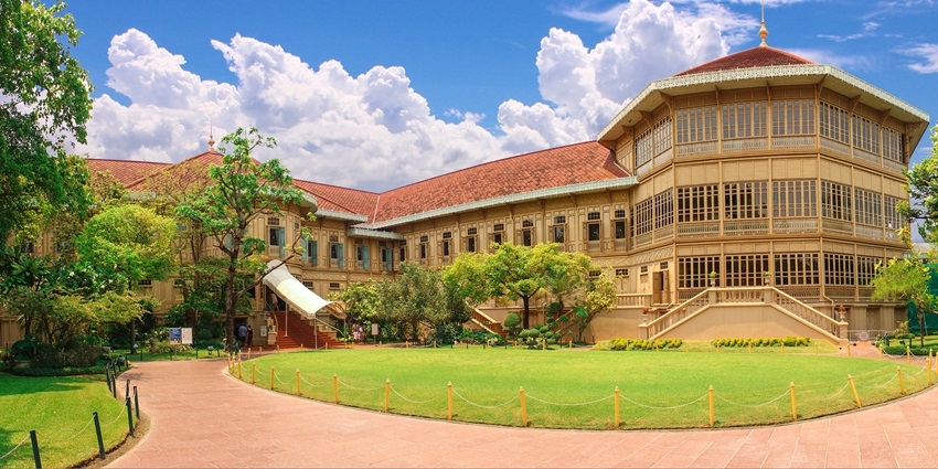 A picture of the elegant Vimanmek Mansion, the world's largest teakwood building.