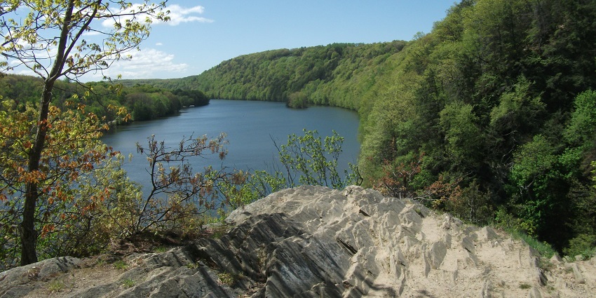 An image of the Lovers Leap, one of the best things to see in Mandeville, Jamaica.