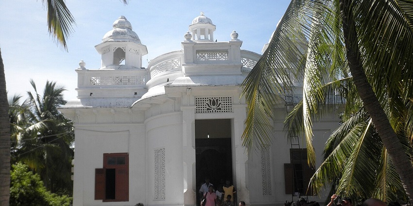 Beautifully decorated arch of Nagadeepa Temple, a religious place to visit in Jaffna