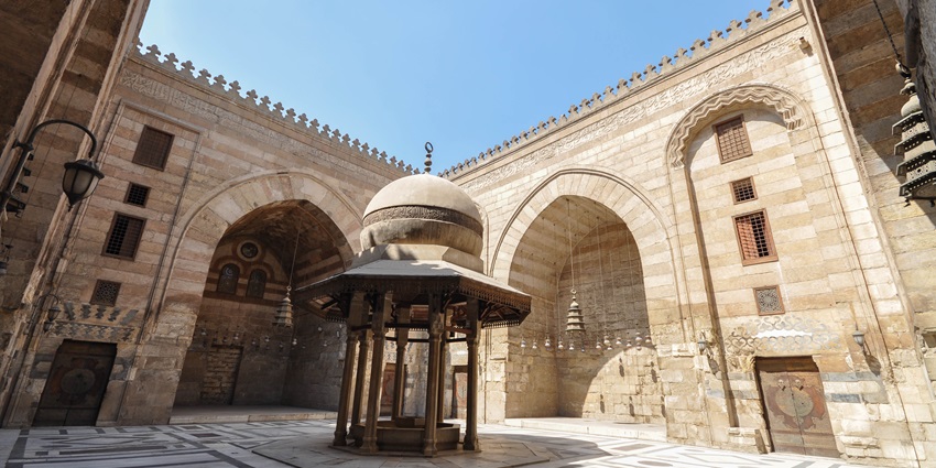 The massive palace complex showcases Saudi history through artefacts and architecture.