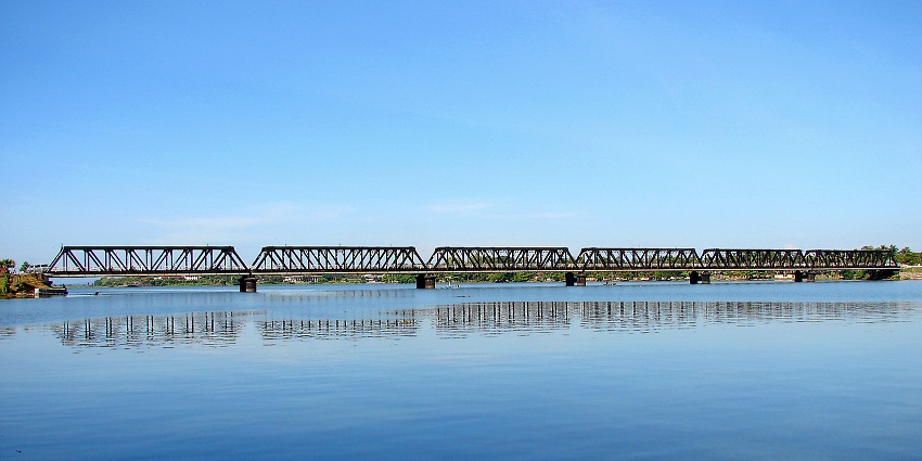 Listen to the Singing Fish in the famous Kallady Bridge, one of the things to do in Batticaloa