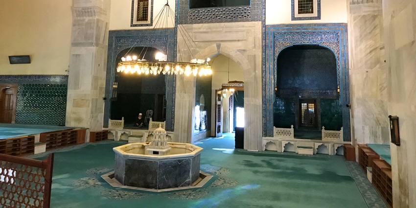 An image of the Green Mosque and Tomb in Bursa, Turkey, showcasing its historic Ottoman architecture.