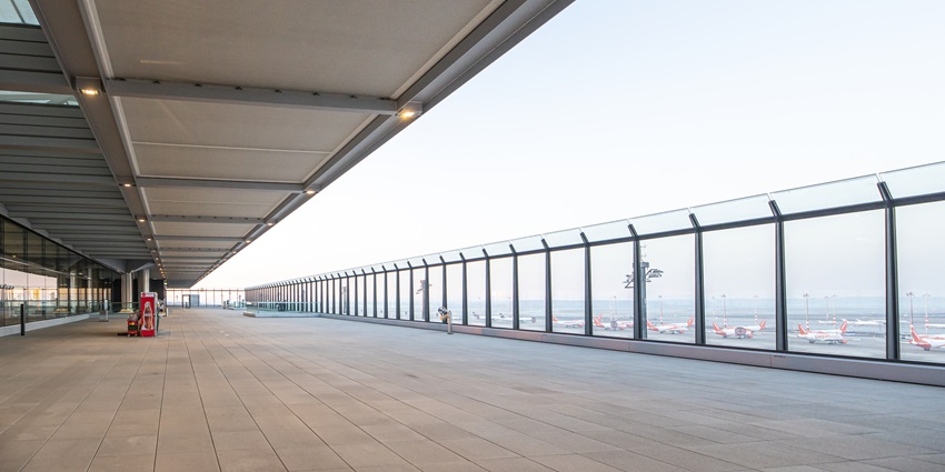 Observation deck with railings and a coke vending machine of the only airport in Berlin.