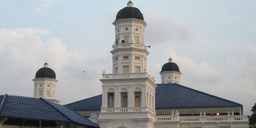 Exploring the state mosque is one of the things to do in Johor Bahru.