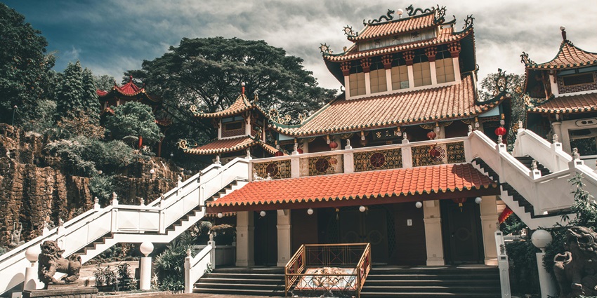 Wat Krom Temple in Sihanoukville features hilltop views, golden Buddha statues, and peaceful Khmer architectural design, one of the best things to do in Sihanoukville Cambodia.