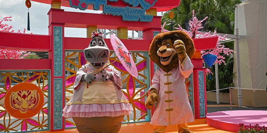 An image of the Madagascar characters Gloria and Alex dressed in festive outfits