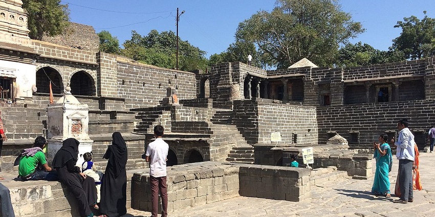 A picture of the group of tourists visiting temples near Crater Lake India to worship