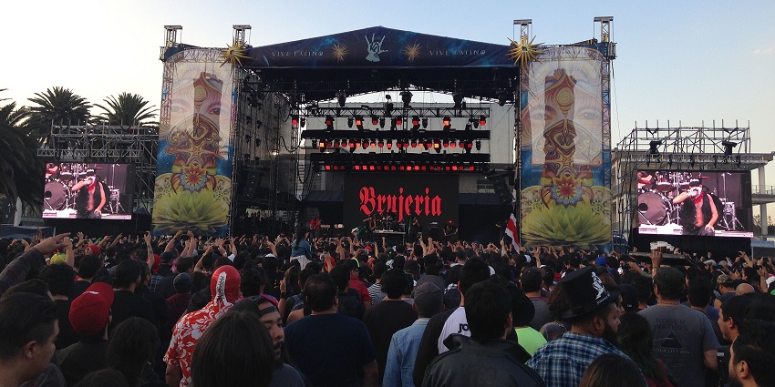 A lively crowd enjoying a performance at Vive Latino, showcasing the enthusiasm.