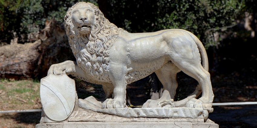 Golden Lions Roundabout in Sihanoukville showcases iconic lion statues, city center buzz, and popular photo opportunities.