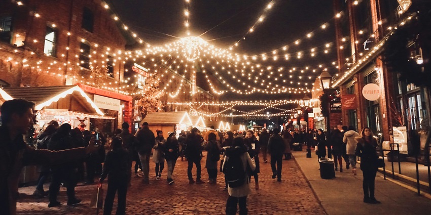 Vibrant night market with food stalls, live performances, and shopping options.