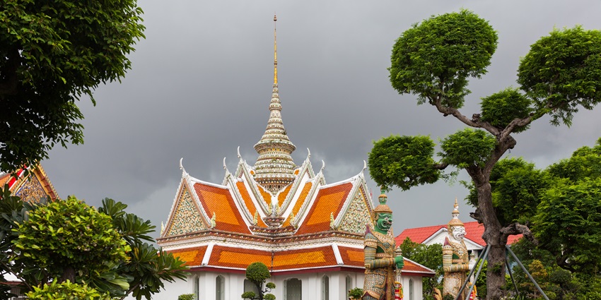 An image of Wat Arun, the beautiful riverside temple in Bangkok, at sunset.