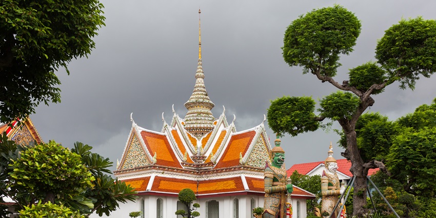 A picture of Wat Arun, the stunning Temple of Dawn, illuminated at sunset.