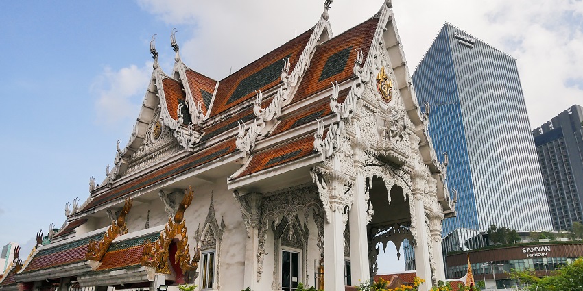 A photo of Wat Hua Lamphong, an ornately decorated Buddhist temple in Bangkok.