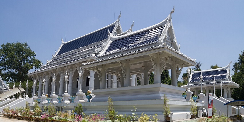 Visit the striking white temple of Wat Kaew Korawaram, one of the gems near Tiger cave temple