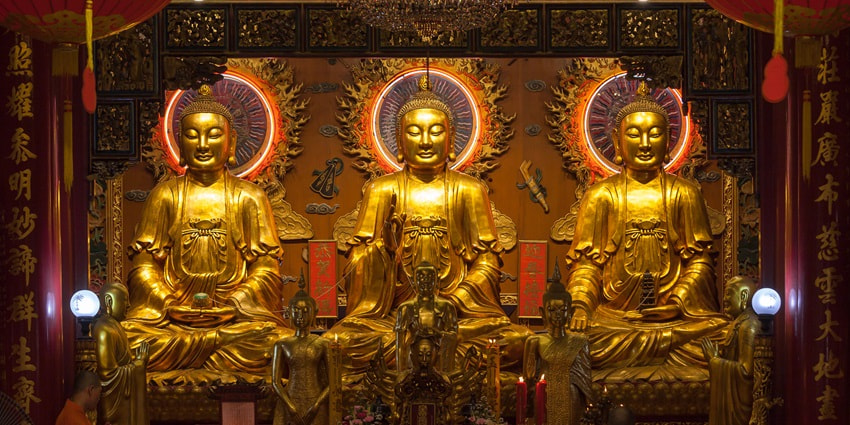 A picture of Wat Mangkon, a beautiful Chinese temple with vibrant red and gold decor.