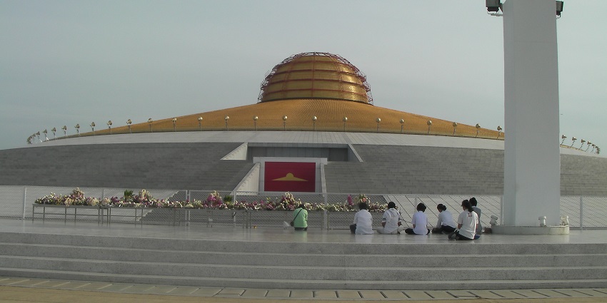 A picture of Wat Phra Dhammakaya, a peaceful Buddhist temple in Bangkok.
