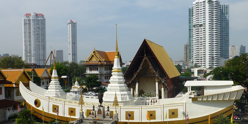 A picture of Wat Yannawa, showcasing its unique boat-shaped structure in Bangkok.