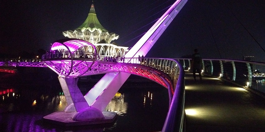 An image of the Sarawak state assembly building and Darul Hana bridge during night