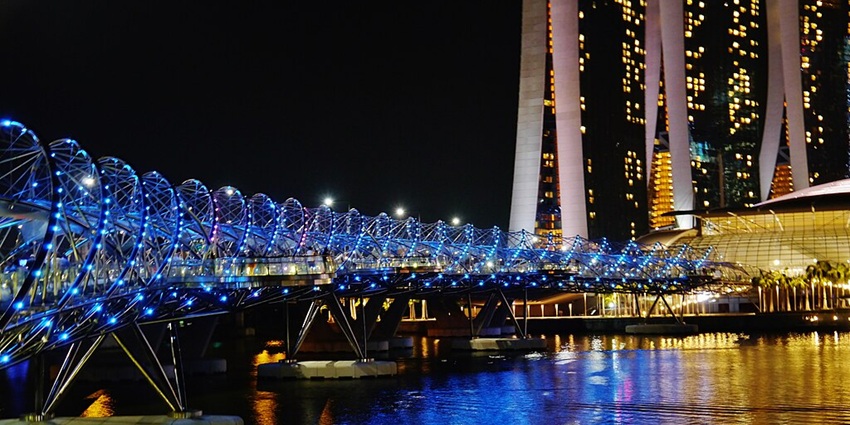 Watch the spectacular light and water show near the Helix Bridge in Sinagpore.