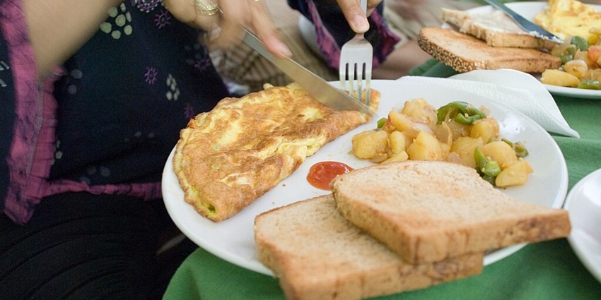 Visitors can indulge in local Himachali cuisine at nearby restaurants like Johnson’s Café.