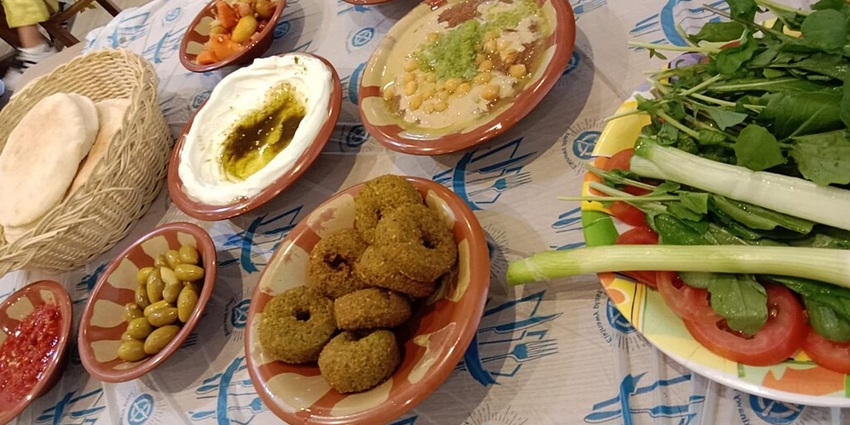 Dining near Dubai Dolphinarium includes Asian, Mediterranean, and international cuisine with scenic views.