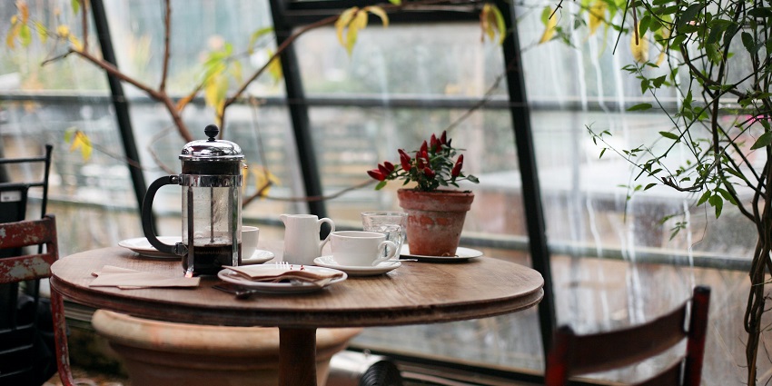 Cosy cafe with warm lighting, wooden tables, and a relaxed, inviting atmosphere.