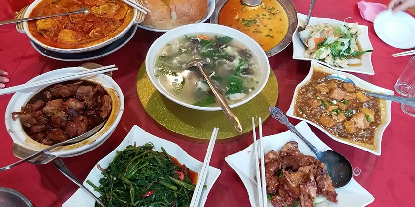 Delicious food offered at the street-side food stalls