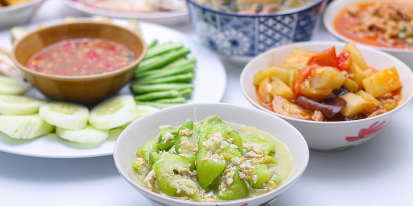 Visitors near Wat Pho Temple can enjoy authentic Thai cuisine at various nearby dining options.