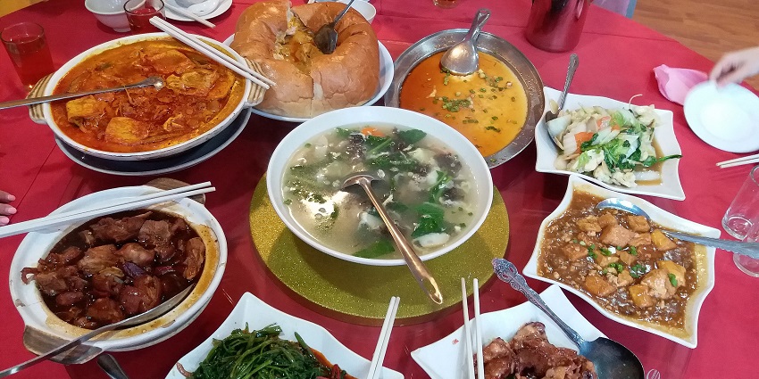Discover top dining spots near SEA Aquarium Singapore for a delightful meal.