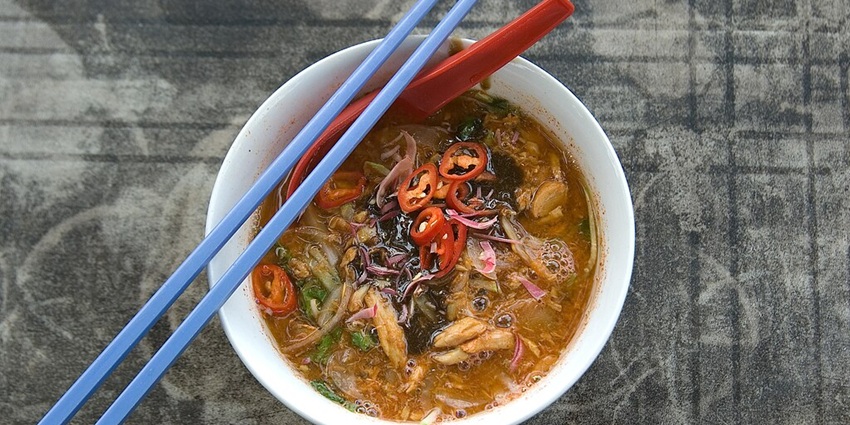 Enjoy a variety of dining options near the bridge with stunning views in Sinagpore.