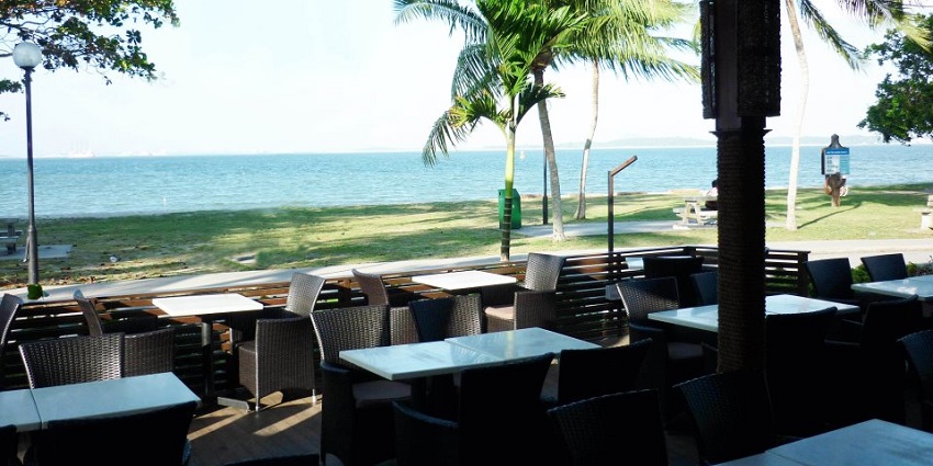 Dining with a seaside view at one of the restaurants near the museum