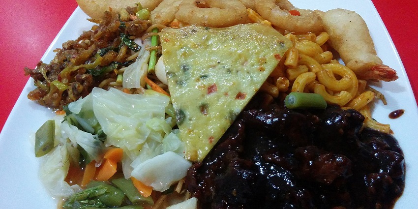 Discover top eating spots near this temple for authentic Sri Lankan flavours.
