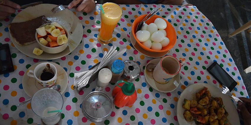 Hampi breakfast to be enjoyed by tourists.