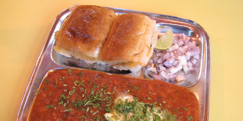 Many eateries near the Shani Shingnapur serve the authentic maharashtrian cuisine