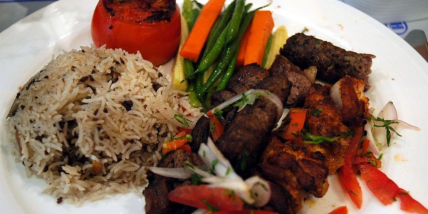 Dine at Al Noor Island café or explore diverse cuisines along Sharjah Corniche’s restaurants.