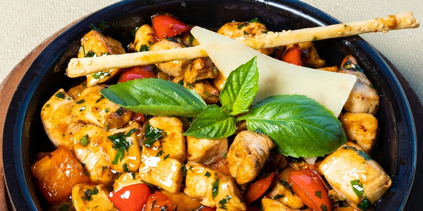 There are many eateries near Male Friday Mosque offering delicacies including chicken.