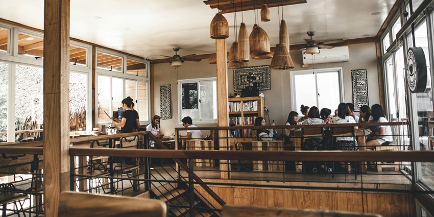 An image of a café representing the restaurants available near the Jeffreys Bay Airport.