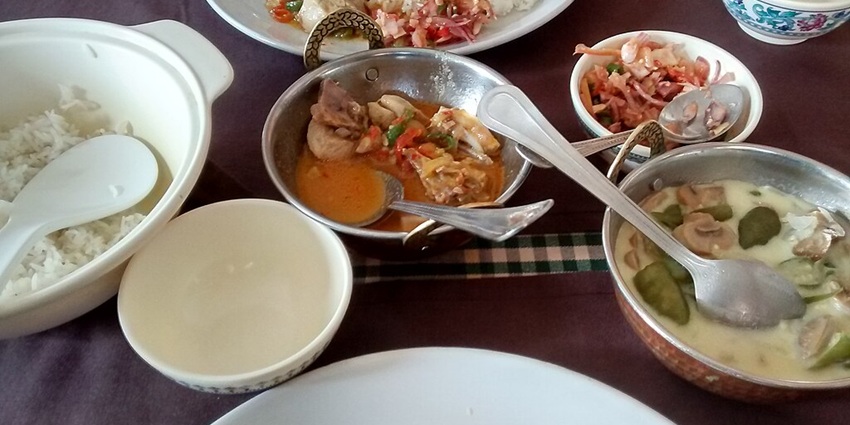 An image showing Emma datsi, a Bhutanese dish made from green chilli and mushroom.
