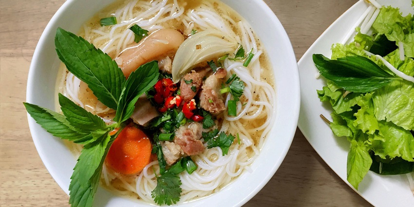 Savour the delicious seafood servd at the restaurants and eateries on the island