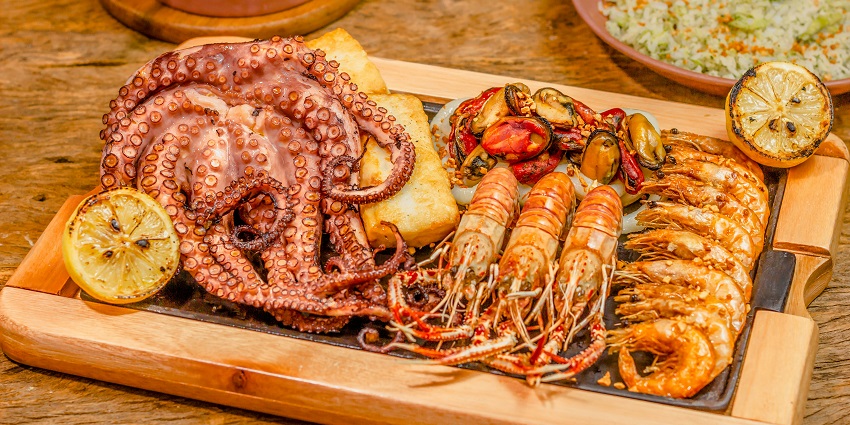 There are many eateries in Thailand offering scrumptious delicacies including lobster.