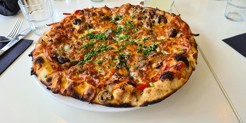 Enjoy delicious woodfired pizza at the restaurants and eateries near this mountain