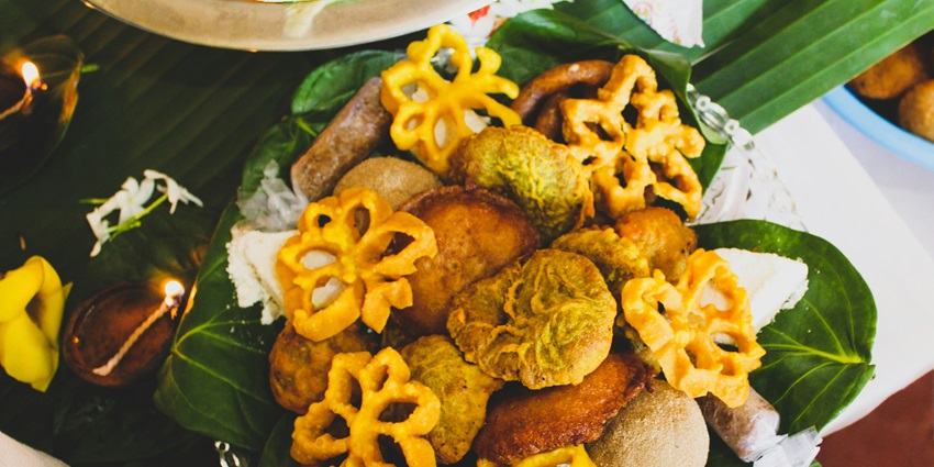 A traditional Sri Lankan meal served at a restaurant in Dambulla featuring baked dishes.