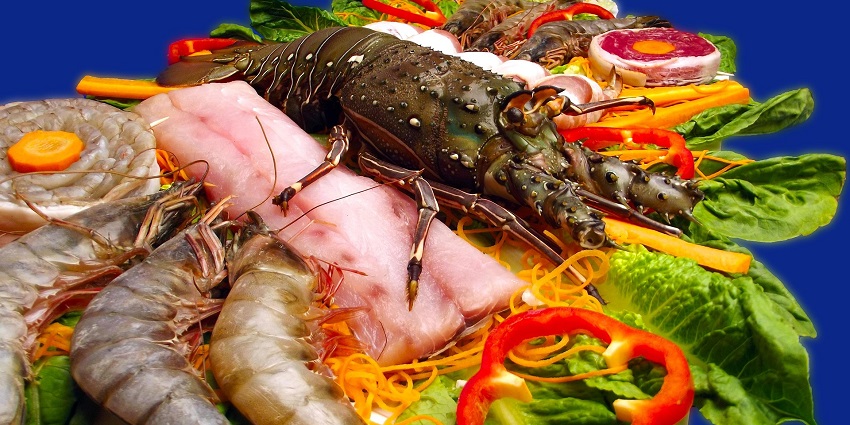 An image of a local food market in Hoi An serving traditional Vietnamese dishes.